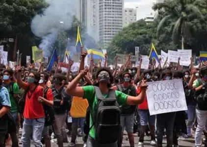 estudantes vão às ruas contra a extrema-direita